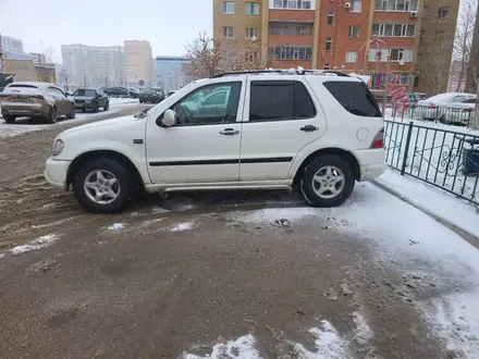 Mercedes-Benz ML 320 2000 года за 3 600 000 тг. в Актобе – фото 2