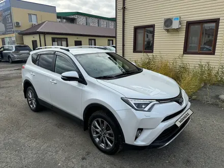 Toyota RAV4 2019 года за 12 500 000 тг. в Атырау – фото 2