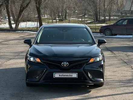 Toyota Camry 2021 года за 13 900 000 тг. в Алматы