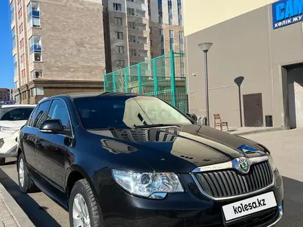 Skoda Superb 2012 года за 5 500 000 тг. в Астана – фото 2