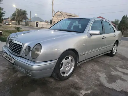 Mercedes-Benz E 200 1997 года за 2 500 000 тг. в Тараз – фото 2