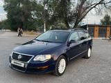 Volkswagen Passat 2005 года за 3 500 000 тг. в Алматы – фото 2
