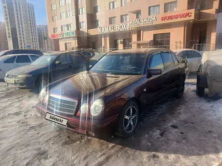 Mercedes-Benz E 240 1998 года за 2 850 000 тг. в Астана – фото 2