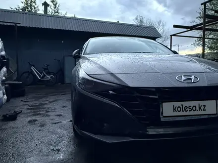Hyundai Elantra 2022 года за 9 500 000 тг. в Караганда – фото 3
