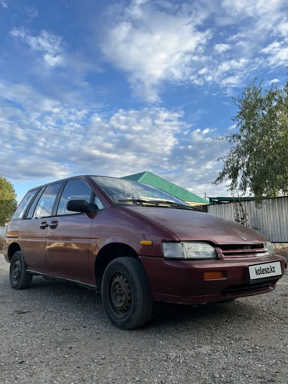 Nissan Prairie, 1990