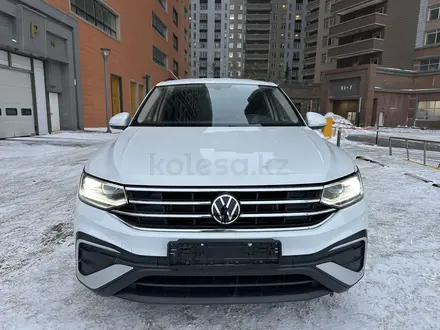 Volkswagen Tiguan 2022 года за 10 990 000 тг. в Астана