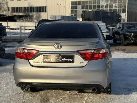 Toyota Camry 2017 года за 10 300 000 тг. в Алматы – фото 2