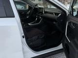 Toyota RAV4 2020 года за 15 500 000 тг. в Актобе – фото 3