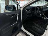 Toyota RAV4 2020 года за 15 500 000 тг. в Актобе – фото 4