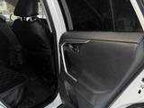 Toyota RAV4 2020 года за 15 500 000 тг. в Актобе – фото 2