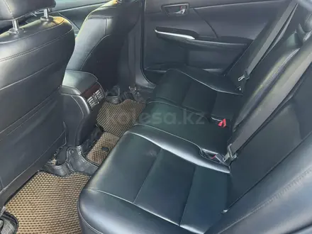 Toyota Camry 2015 года за 10 700 000 тг. в Актобе – фото 11