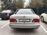 Mercedes-Benz E 200 1996 годаүшін2 850 000 тг. в Астана – фото 2