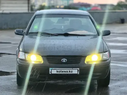 Toyota Camry 1998 года за 2 250 000 тг. в Алматы – фото 2