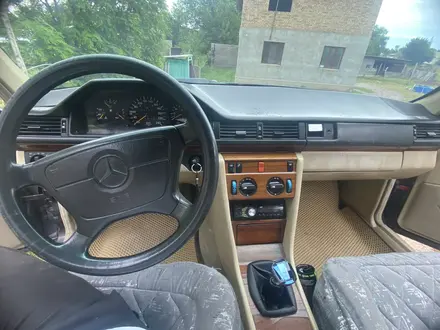 Mercedes-Benz E 220 1993 года за 1 300 000 тг. в Шу – фото 2