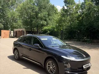 Hongqi E-QM5