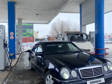 Mercedes-Benz E 320 1997 годаүшін3 000 000 тг. в Актобе – фото 2