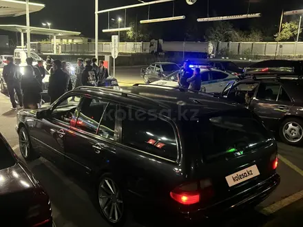 Mercedes-Benz E 320 1999 года за 4 500 000 тг. в Алматы – фото 3