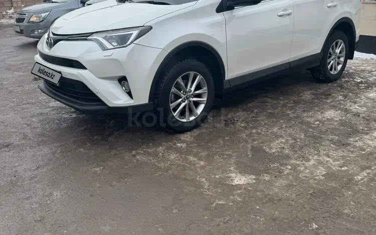 Toyota RAV4 2016 годаүшін10 300 000 тг. в Астана