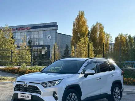 Toyota RAV4 2020 года за 14 900 000 тг. в Актобе