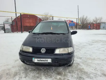 Volkswagen Sharan 1998 года за 1 500 000 тг. в Актобе – фото 2