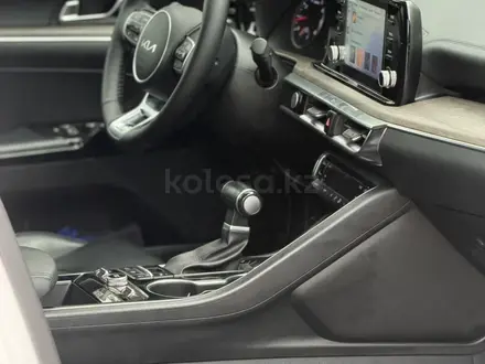 Kia K5 2023 года за 11 500 000 тг. в Алматы – фото 13