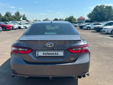Toyota Camry 2021 года за 8 850 600 тг. в Алматы – фото 2