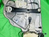 W221 задний левый стеклоподъемник механизм за 10 000 тг. в Алматы