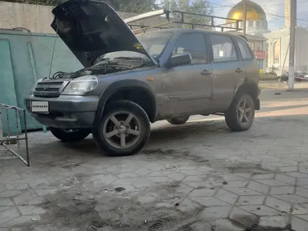 Chevrolet Niva 2006 года за 790 000 тг. в Актобе – фото 2