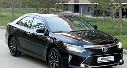 Toyota Camry 2018 года за 14 300 000 тг. в Актобе – фото 4