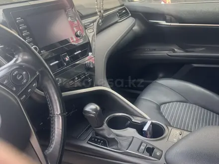 Toyota Camry 2021 года за 13 000 000 тг. в Атырау – фото 2