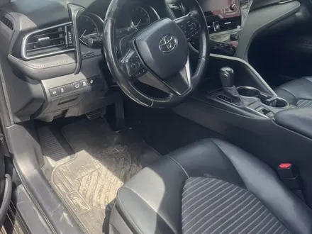 Toyota Camry 2021 года за 13 000 000 тг. в Атырау – фото 3