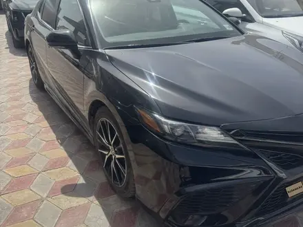 Toyota Camry 2021 года за 13 000 000 тг. в Атырау – фото 5