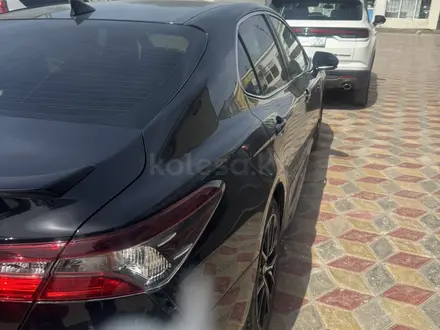 Toyota Camry 2021 года за 13 000 000 тг. в Атырау – фото 6