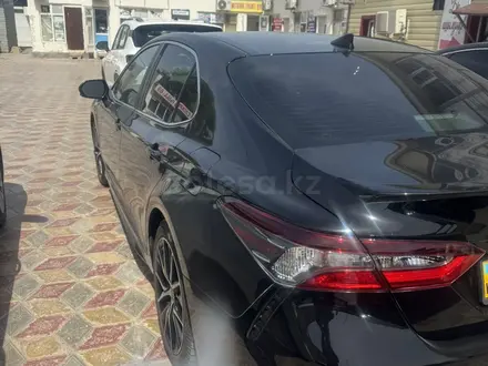 Toyota Camry 2021 года за 13 000 000 тг. в Атырау – фото 8