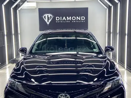 Toyota Camry 2021 года за 13 000 000 тг. в Атырау – фото 9