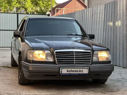 Mercedes-Benz E 220 1994 года за 1 850 000 тг. в Алматы