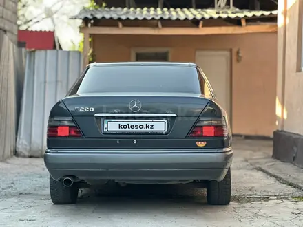 Mercedes-Benz E 220 1994 года за 1 850 000 тг. в Алматы – фото 5
