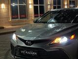 Toyota Camry 2021 года за 13 500 000 тг. в Жанаозен – фото 4