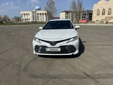 Toyota Camry 2018 года за 13 000 000 тг. в Уральск – фото 2