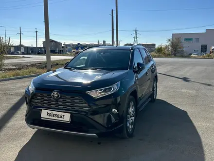 Toyota RAV4 2022 года за 23 000 000 тг. в Атырау