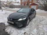 Toyota Camry 2018 года за 14 000 000 тг. в Астана – фото 2