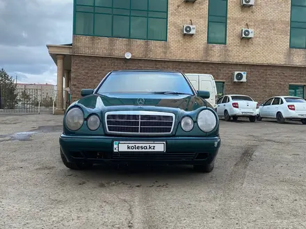 Mercedes-Benz E 240 1998 года за 2 400 000 тг. в Астана – фото 2