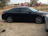 Toyota Camry 2010 года за 6 800 000 тг. в Атырау – фото 2