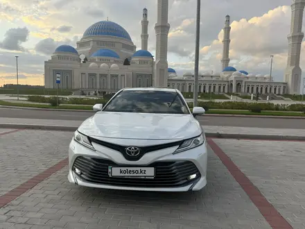 Toyota Camry 2019 года за 13 700 000 тг. в Астана – фото 2