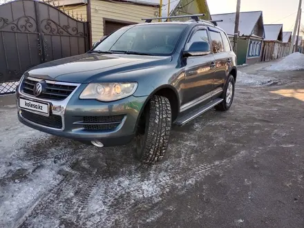 Volkswagen Touareg 2008 года за 6 500 000 тг. в Уральск – фото 2