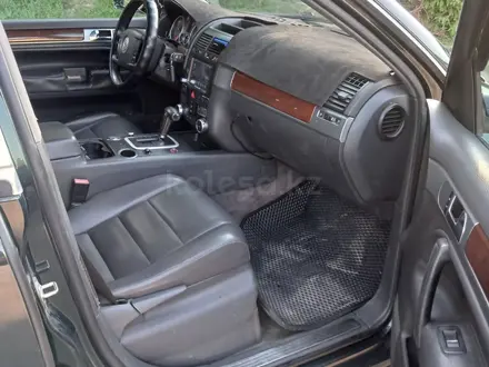 Volkswagen Touareg 2005 года за 5 500 000 тг. в Караганда – фото 5