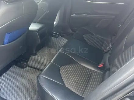 Toyota Camry 2018 года за 7 450 000 тг. в Актобе – фото 4