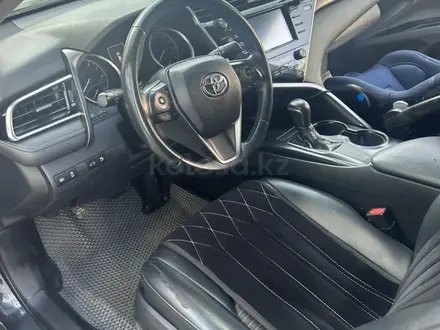Toyota Camry 2018 года за 7 450 000 тг. в Актобе – фото 3