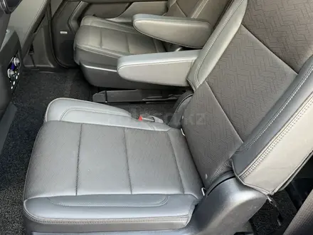 Chevrolet Tahoe 2022 года за 39 700 000 тг. в Алматы – фото 40