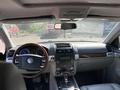 Volkswagen Touareg 2004 года за 5 200 000 тг. в Алматы – фото 7